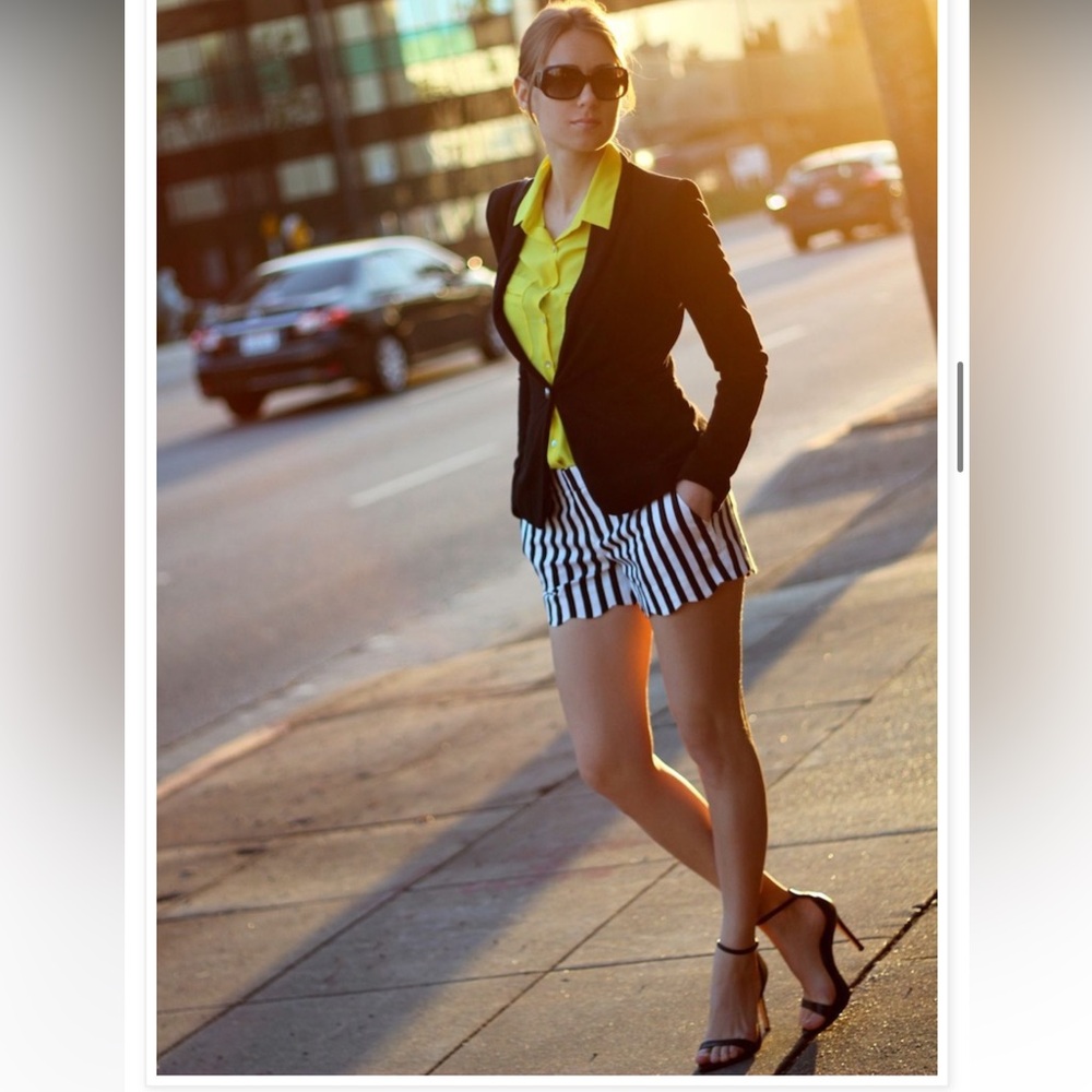 Club Monaco Striped Scallop Black White Shorts cotton size 4